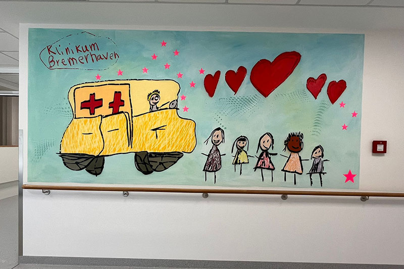 Wandbild nach einer Kinderzeichnung von einem Krankenwagen in der Kinderklinik am Klinikum Bremerhaven-Reinkenheide