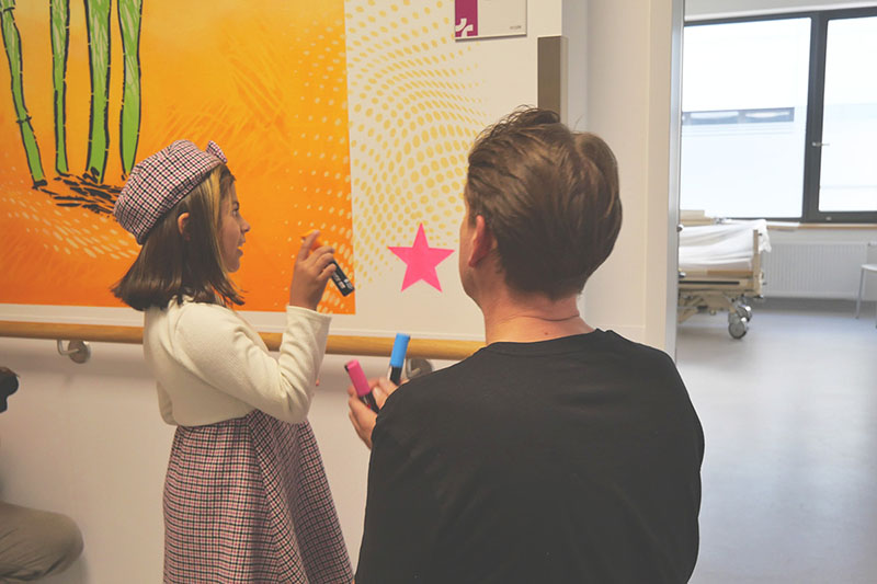 Signieren eines Wandbilds in der Kinderklinik am Klinikum Bremerhaven-Reinkenheide