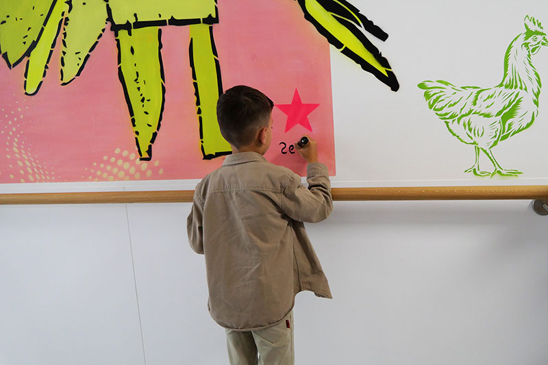 Signieren eines Wandbilds in der Kinderklinik am Klinikum Bremerhaven-Reinkenheide