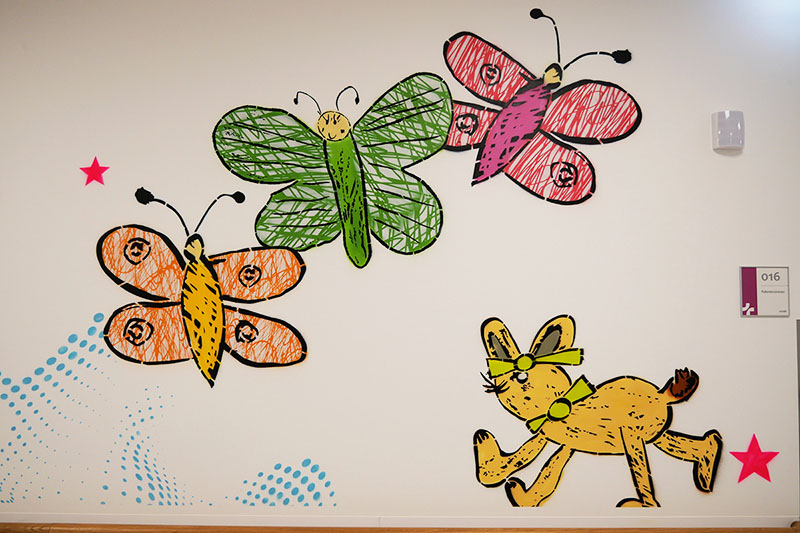 Wandbild von Schmetterlingen und einem Hund nach Kinderzeichnungen in der Kinderklinik am Klinikum Bremerhaven-Reinkenheide