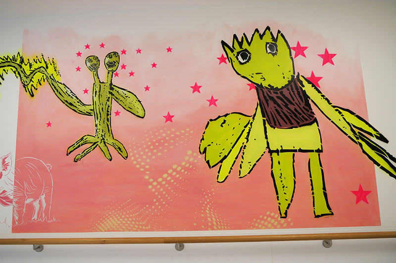 Wandbild von zwei Monstern nach einer Kinderzeichnung in der Kinderklinik am Klinikum Bremerhaven-Reinkenheide