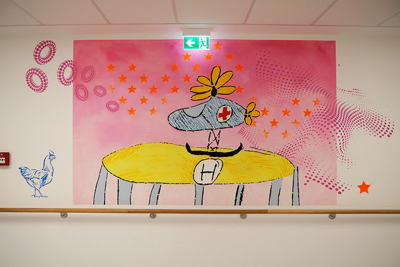 Wandbild von einem Rettungshubschrauber nach einer Kinderzeichnung in der Kinderklinik am Klinikum Bremerhaven-Reinkenheide
